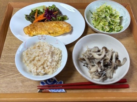 主食:ごはん(もち麦入り)
主菜:鮭のピカタ
副菜①:キャベツのマリネ
副菜②:きのこのナムル